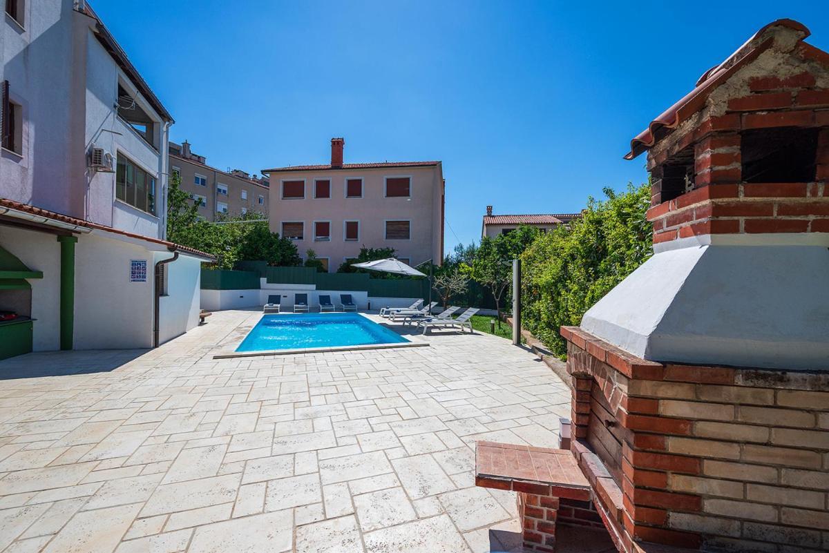 Big Swimming Pool Apartment Monvidal Pula Buitenkant foto