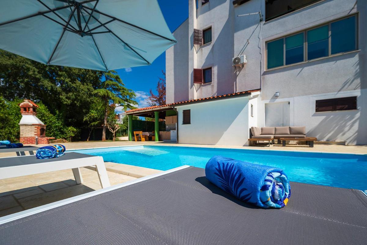 Big Swimming Pool Apartment Monvidal Pula Buitenkant foto