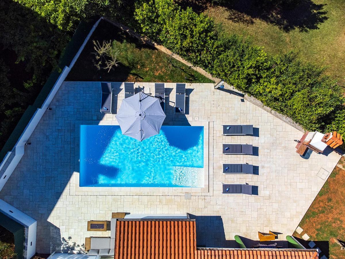 Big Swimming Pool Apartment Monvidal Pula Buitenkant foto