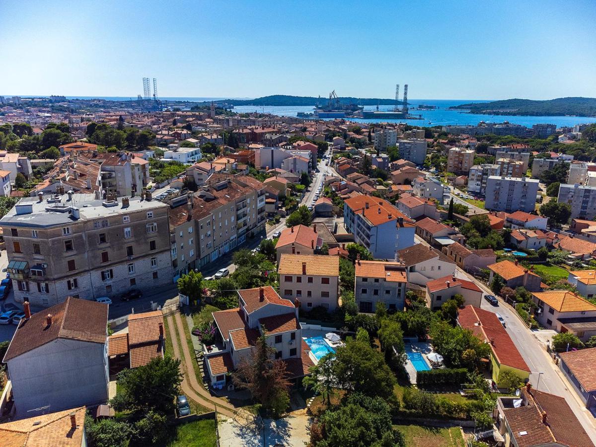 Big Swimming Pool Apartment Monvidal Pula Buitenkant foto