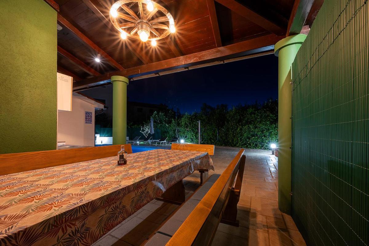 Big Swimming Pool Apartment Monvidal Pula Buitenkant foto