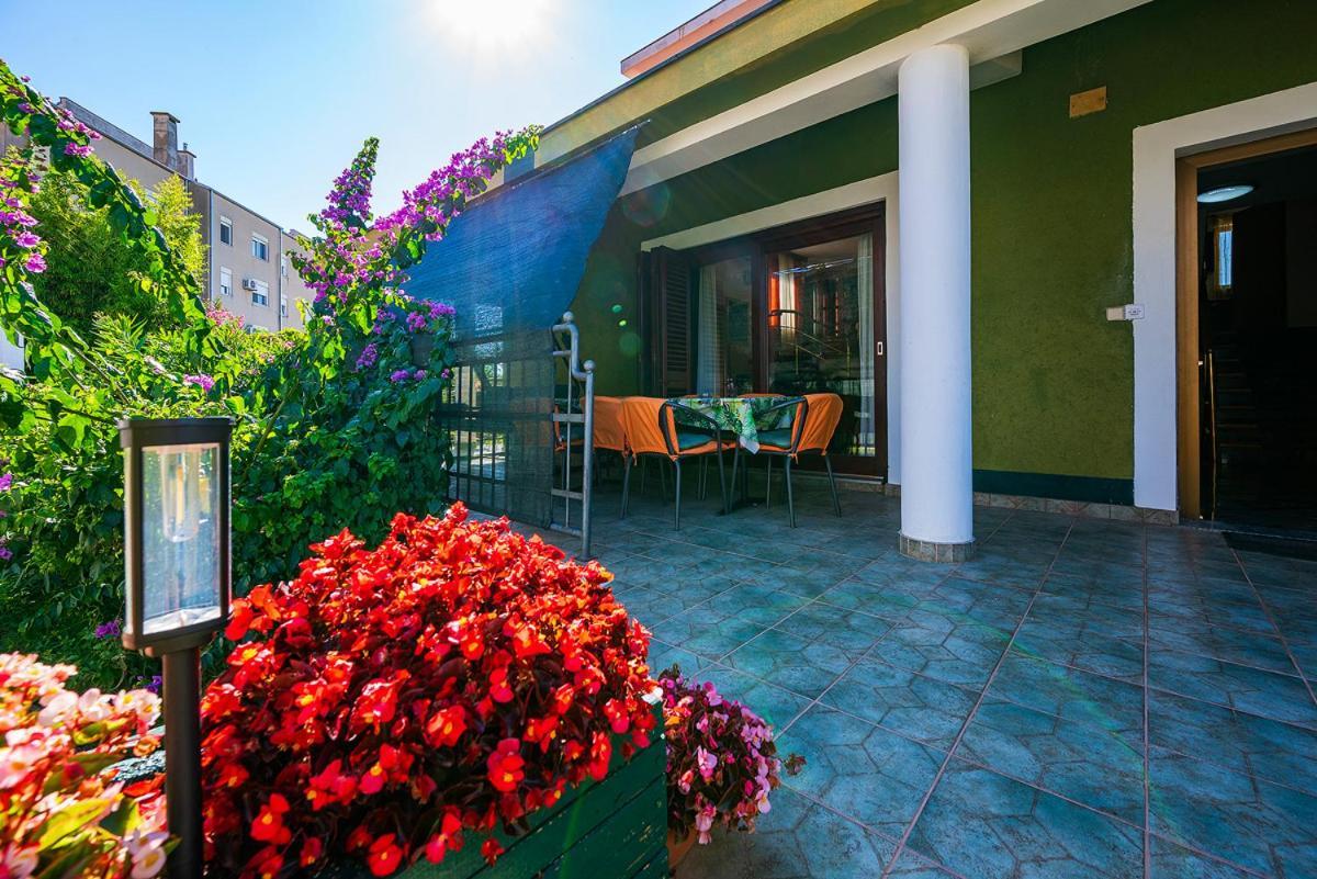 Big Swimming Pool Apartment Monvidal Pula Buitenkant foto