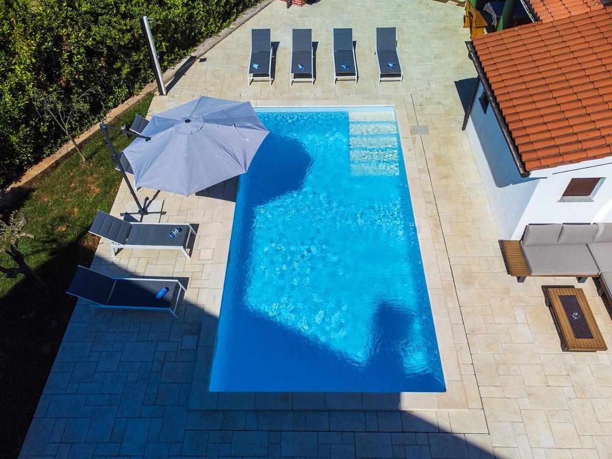 Big Swimming Pool Apartment Monvidal Pula Buitenkant foto