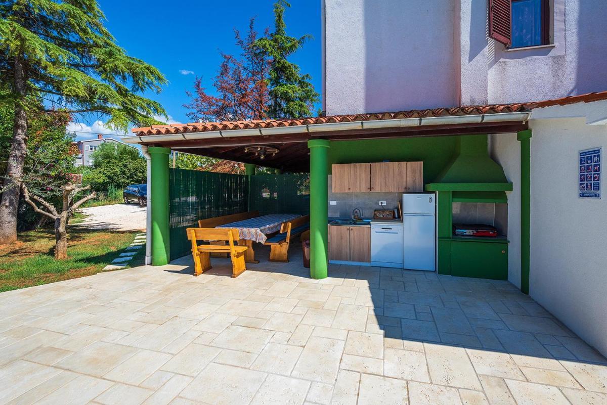 Big Swimming Pool Apartment Monvidal Pula Buitenkant foto