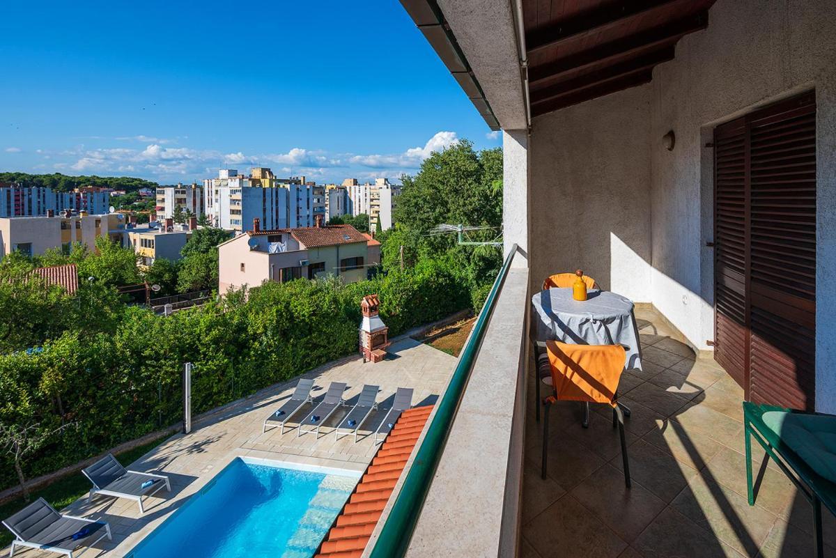 Big Swimming Pool Apartment Monvidal Pula Buitenkant foto