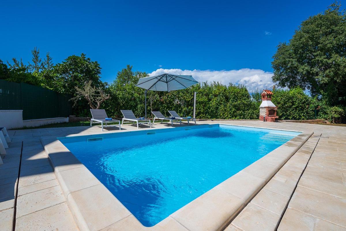 Big Swimming Pool Apartment Monvidal Pula Buitenkant foto