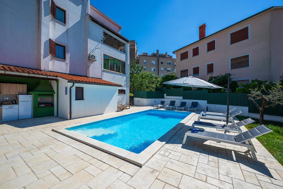 Big Swimming Pool Apartment Monvidal Pula Buitenkant foto