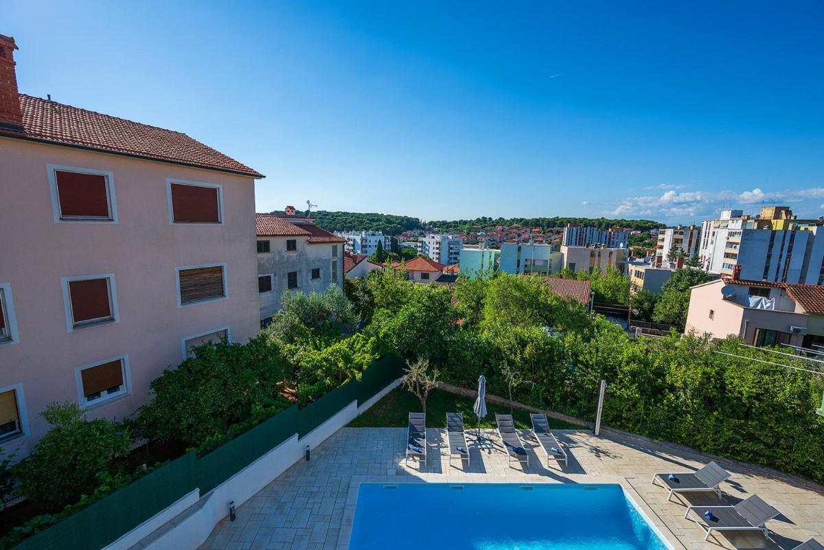 Big Swimming Pool Apartment Monvidal Pula Buitenkant foto