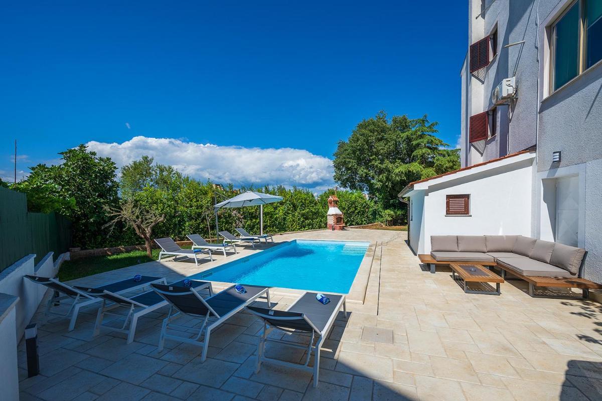 Big Swimming Pool Apartment Monvidal Pula Buitenkant foto