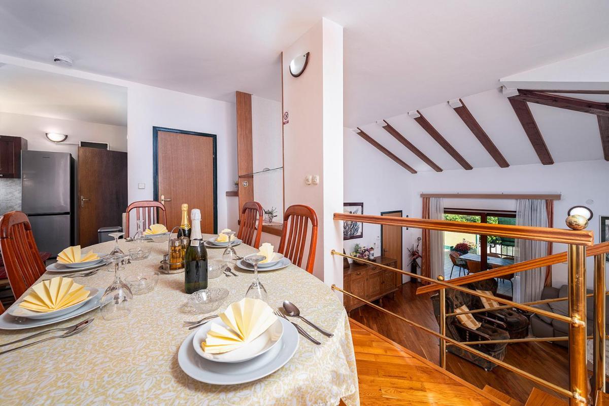 Big Swimming Pool Apartment Monvidal Pula Buitenkant foto