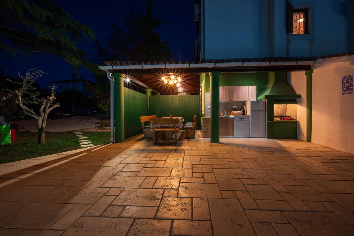 Big Swimming Pool Apartment Monvidal Pula Buitenkant foto
