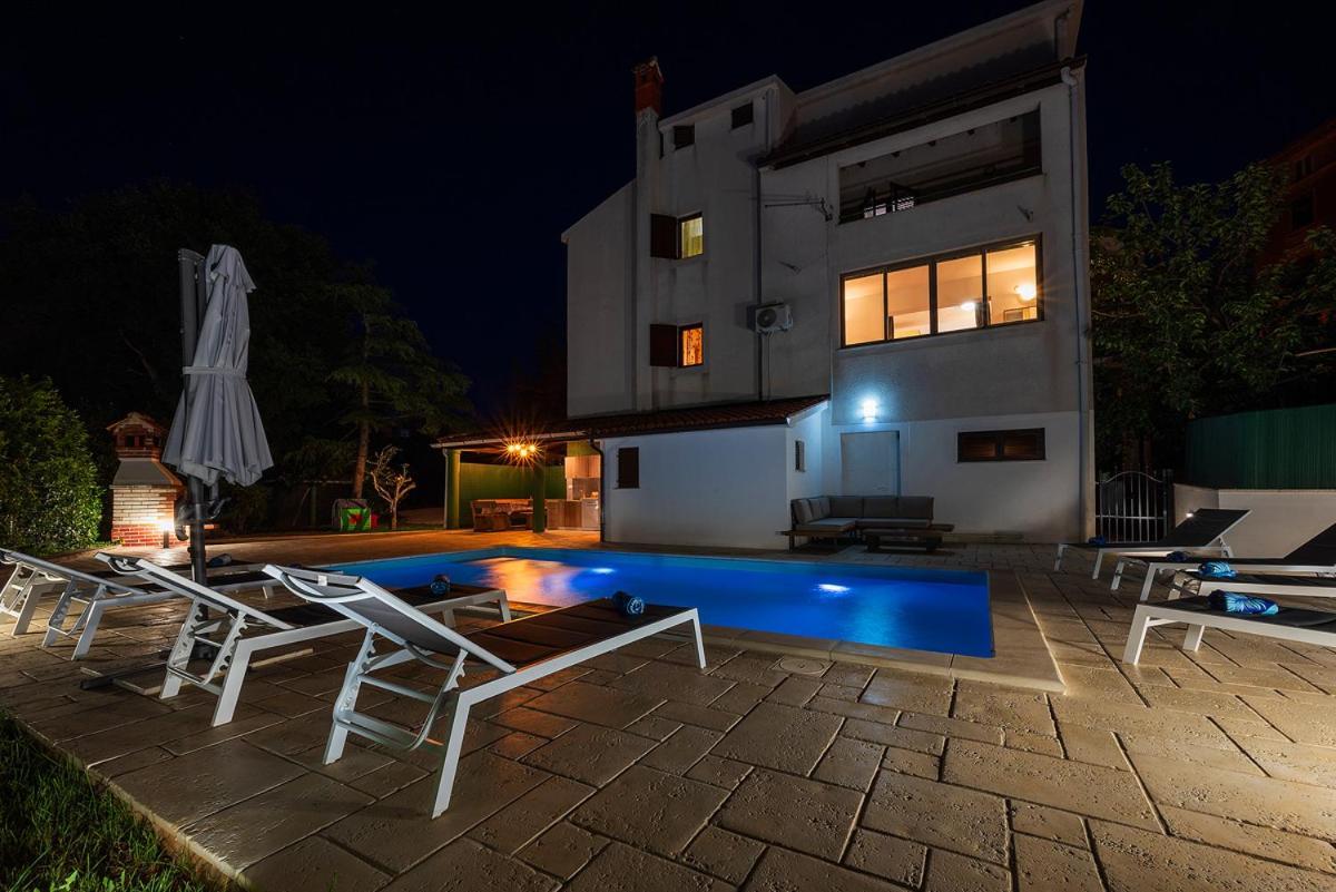 Big Swimming Pool Apartment Monvidal Pula Buitenkant foto