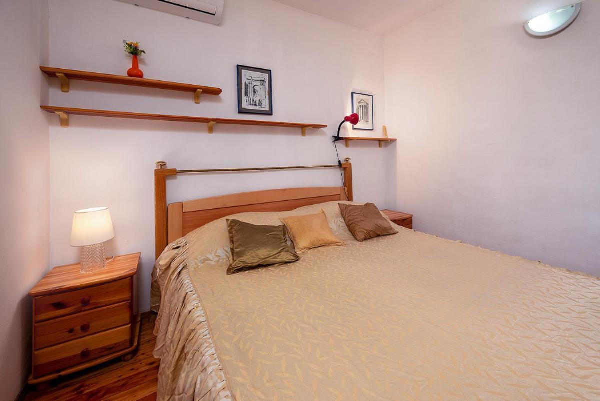 Big Swimming Pool Apartment Monvidal Pula Buitenkant foto